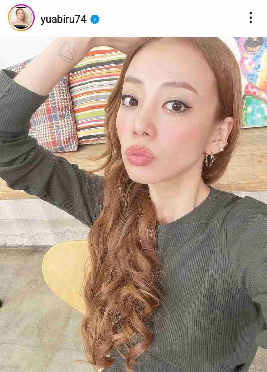 未婚で第2子出産のあびる優、36歳現在の姿に「タトゥー増えました？」と騒然…巻き髪の近影