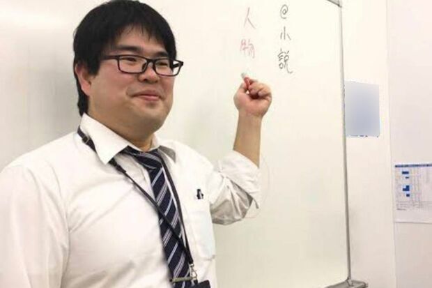 《14歳少女に現金渡してわいせつ》逮捕の塾講師は“小中学生”担当、ニヤけ顔の本性と生徒に広がる動揺