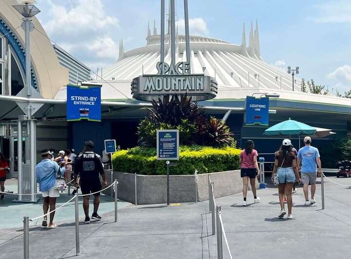 失礼すぎる！「1人ディズニー」を楽しむ男性に、女性客が「気味が悪い」…男性の反撃に「完璧な対処」の声