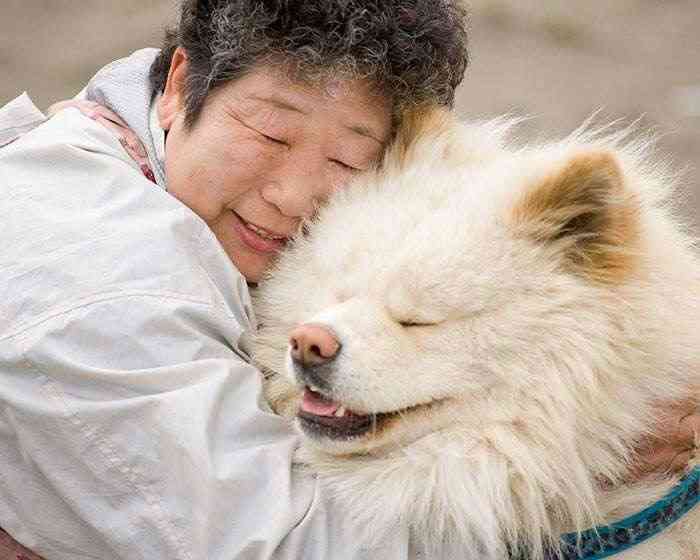 大型犬を愛でるトピ