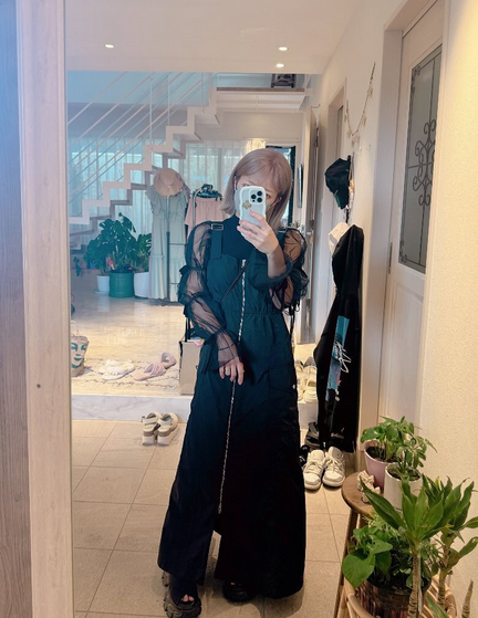 辻希美：まるで別人！　髪ばっさりカット、ボブヘアに　髪色もホワイト系にし大胆イメチェン　写真を公開