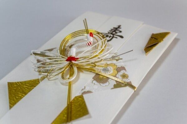 友人からの祝儀袋がまさかの空っぽ！ LINEで聞くと「ごめん！入れ忘れてた！」と返され絶縁した女性が心境を語る