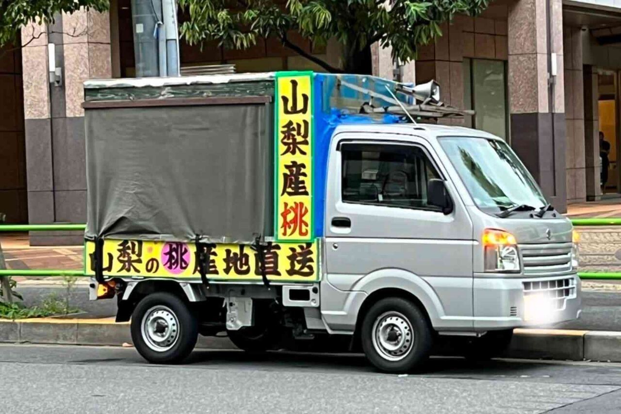 駅前でみかける「1個300円」モモの路上販売、法的にはどうなの？　警視庁に聞いてみると