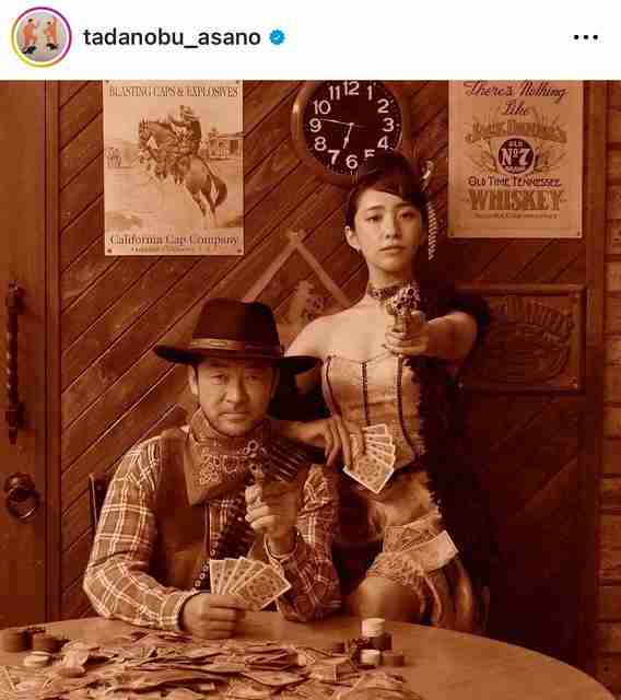 50歳・浅野忠信、18歳下妻と「お茶目すぎる」激レア2ショット　「最高すぎる」「何やってるんですか」