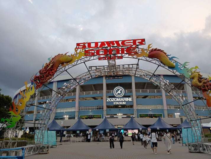 「サマソニ」が「アイドル祭り」に…音楽フェスで「洋楽離れ」が深刻、伝説の歌姫登場も目立った空席