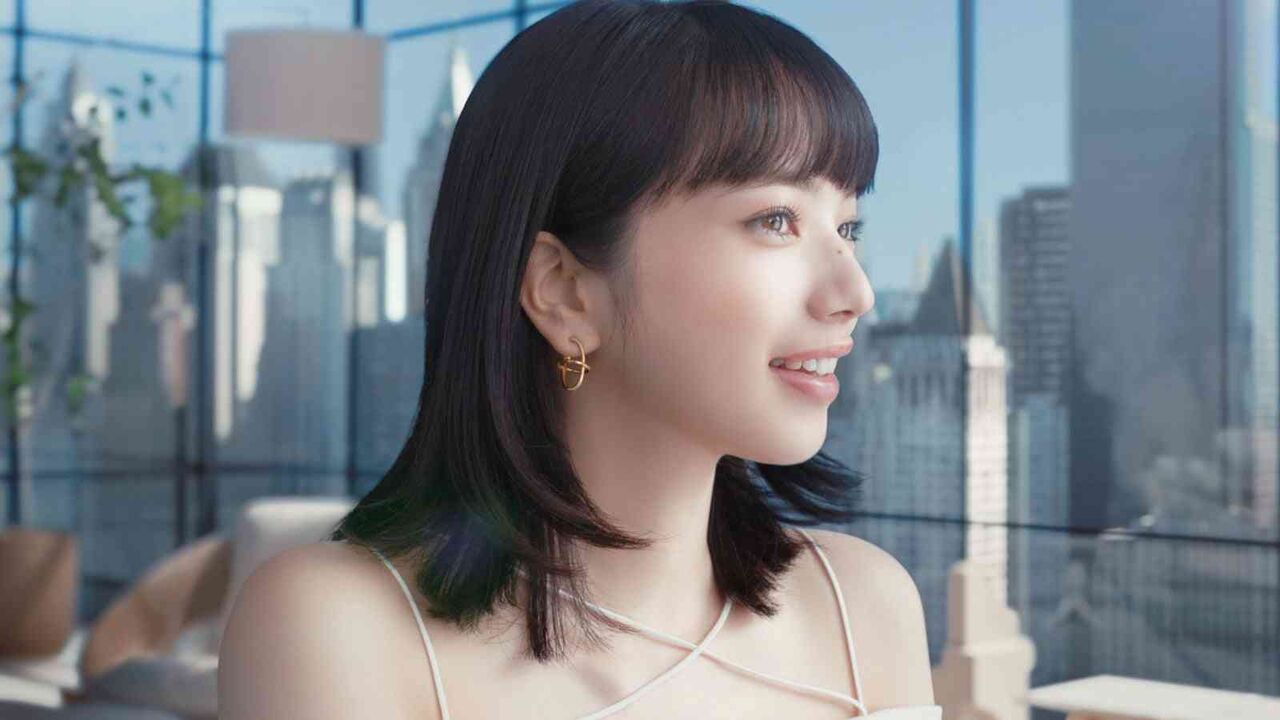 小松菜奈、背中ざっくりドレスで素肌輝く 幸福感と＆透明感も溢れる