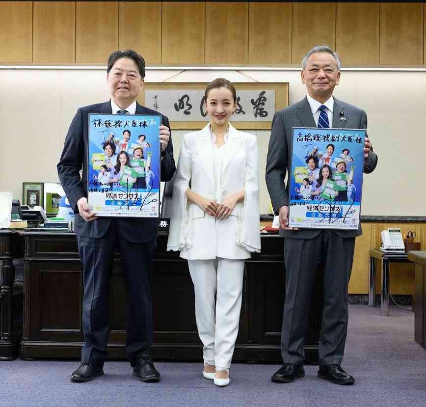 板野友美が林総務大臣を「表敬訪問」　一見パンツスーツ…実はおしゃれ満載　1児ママ、実業家の顔も