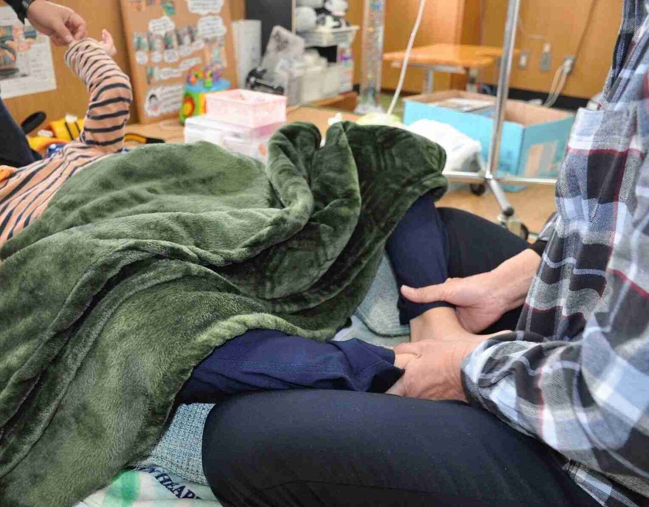 シングルマザー、朝3時にワンオペ介護　障がいのある息子から目を離せず働けず　通所先なく「頼みの綱失った」