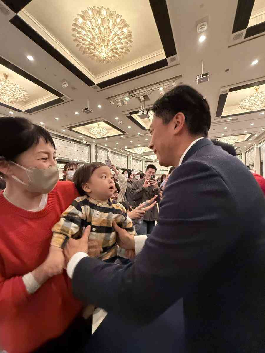 小泉進次郎、母親に頼まれ赤ちゃん抱っこ...その結果にネット爆笑　「面白すぎ」「このシリーズ好き」