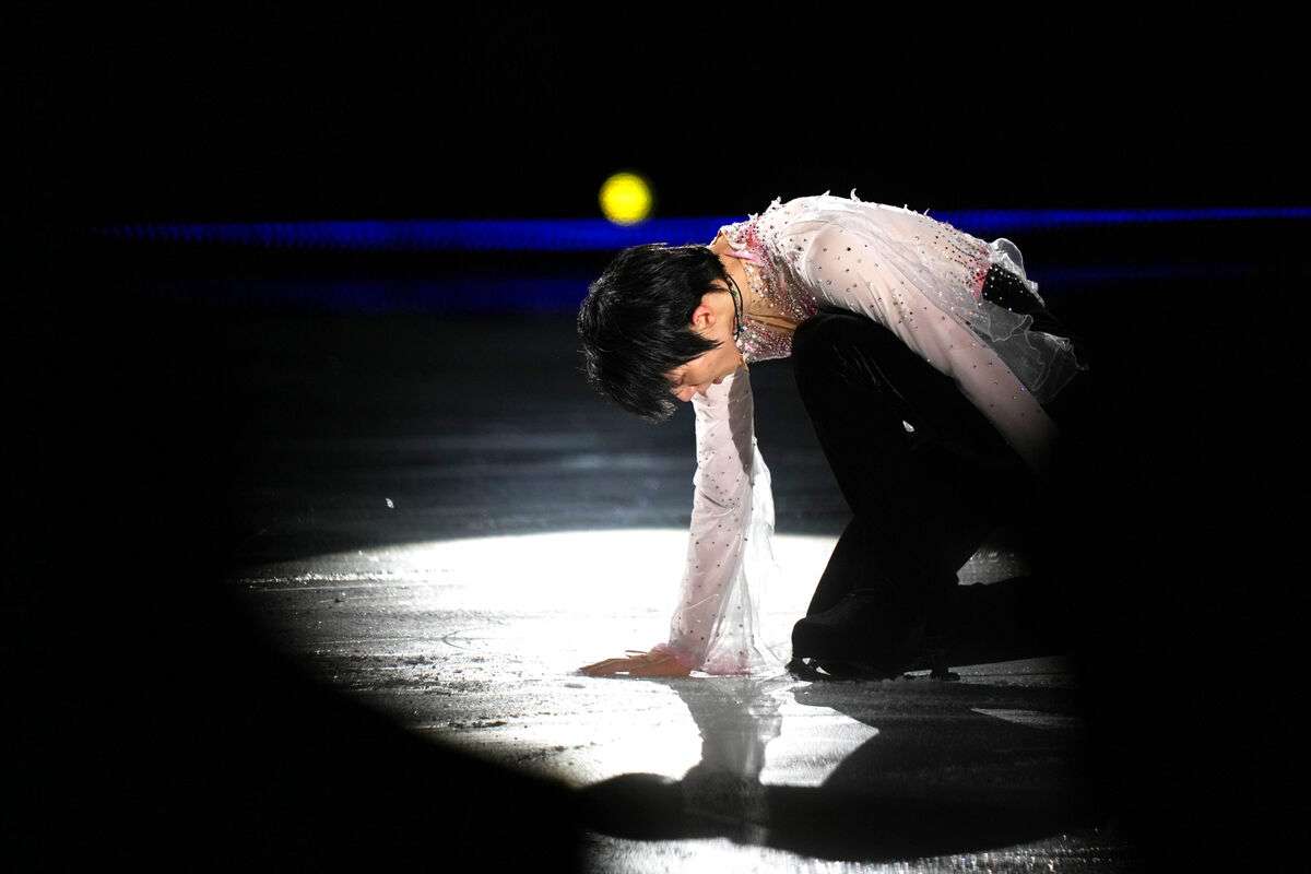 羽生結弦さん　黙とう捧げ、涙…何度も氷に手を置き「宮城県民として説明させてください」