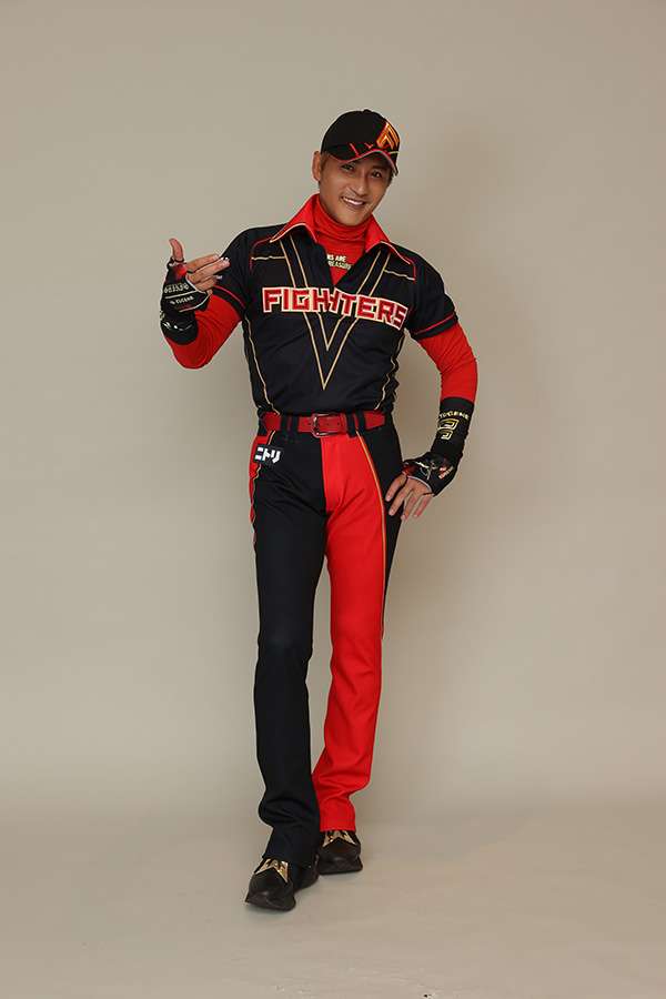 日本ハム新庄監督がデザイン…斬新すぎる“赤黒ユニホーム”　5月13日から5試合で着用