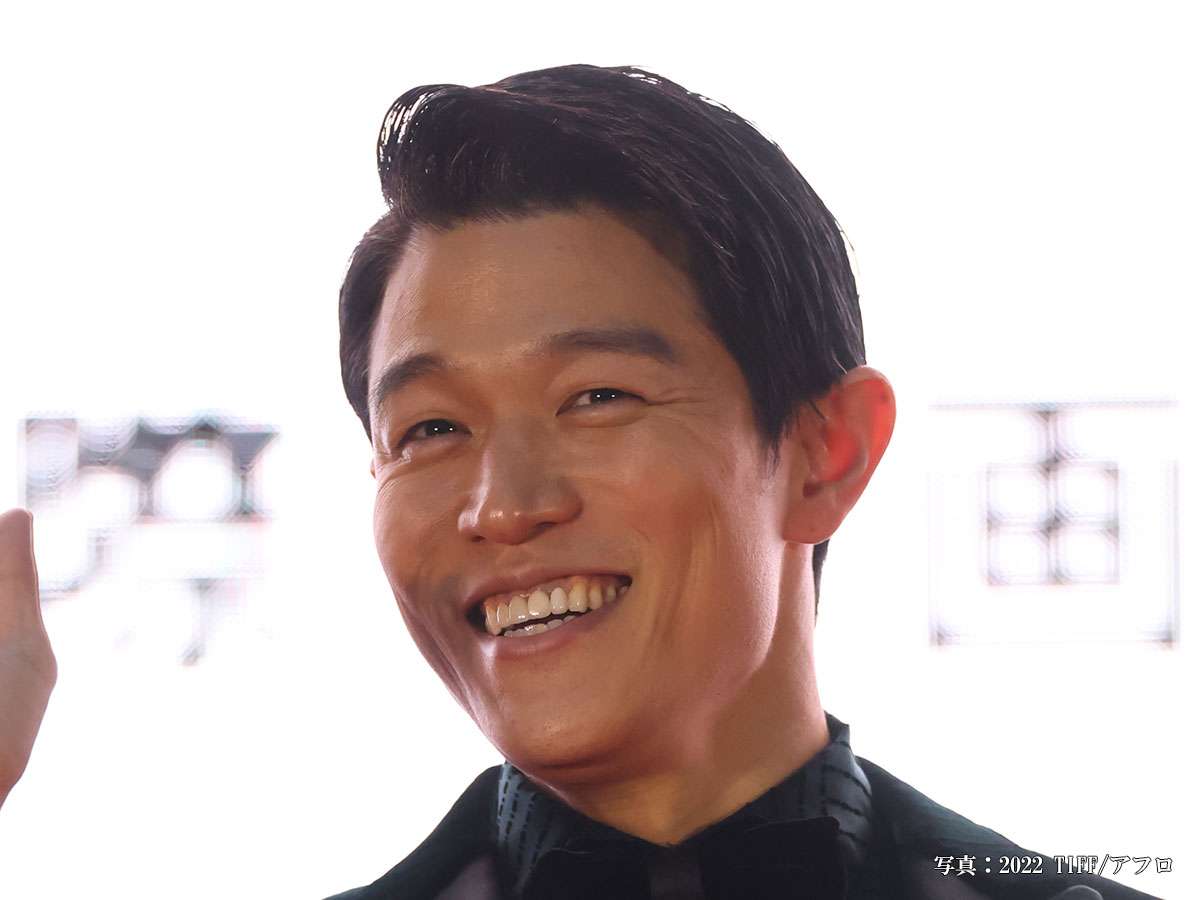 鈴木亮平の激変ぶりに「誰？」　賀来賢人、仲里依紗らとプリクラ３ショット公開し反響