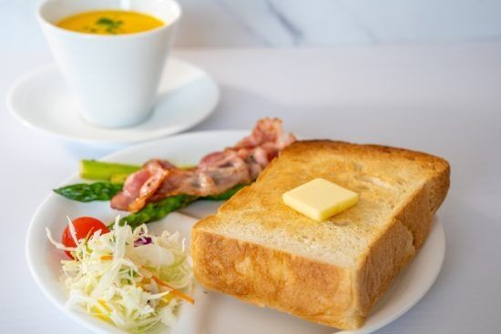 関西人はなぜ「食パンの厚切り」を好む？製パン最大手に聞く“西厚東薄”のワケ