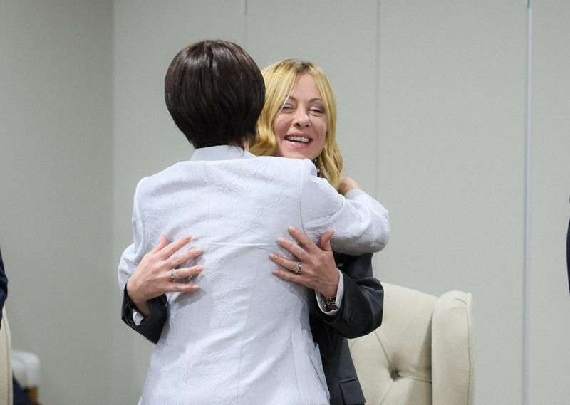 高市首相、G20で「近距離外交」　メローニ氏とハグ、休憩時も交流