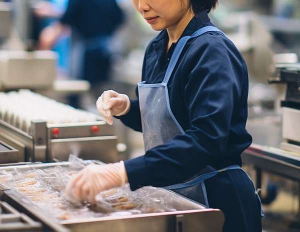 「コンビニで冷やし中華やうどんは買わなくなりました」コンビニ工場を3日で辞めた女性の回想