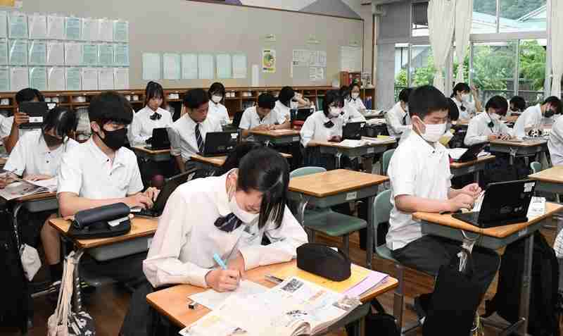 マスク、黙食続く教室　生徒「外す勇気出ず」