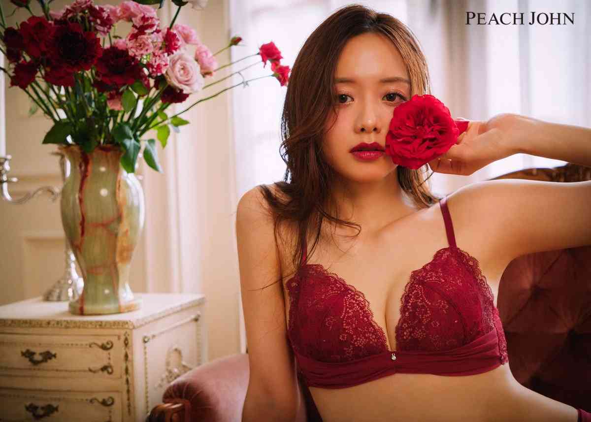 森香澄、繊細ランジェリーでふんわりボディ見せつけ ピーチ・ジョン新作モデルで多様な表情