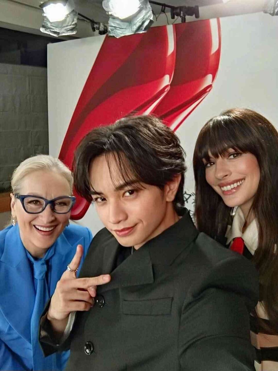 「え、やば!!!」「本物ー?!」〝プラダを着た悪魔〟メリルとアンに挟まれ〝キメ顔〟自撮り男性アイドルに脚光！「エグいてぇぇぇーーー！」