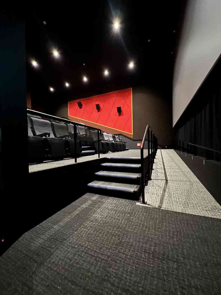 「車椅子インフルエンサー」の炎上騒動後、映画館に“変化”が…スロープと車椅子席が設置されていた！