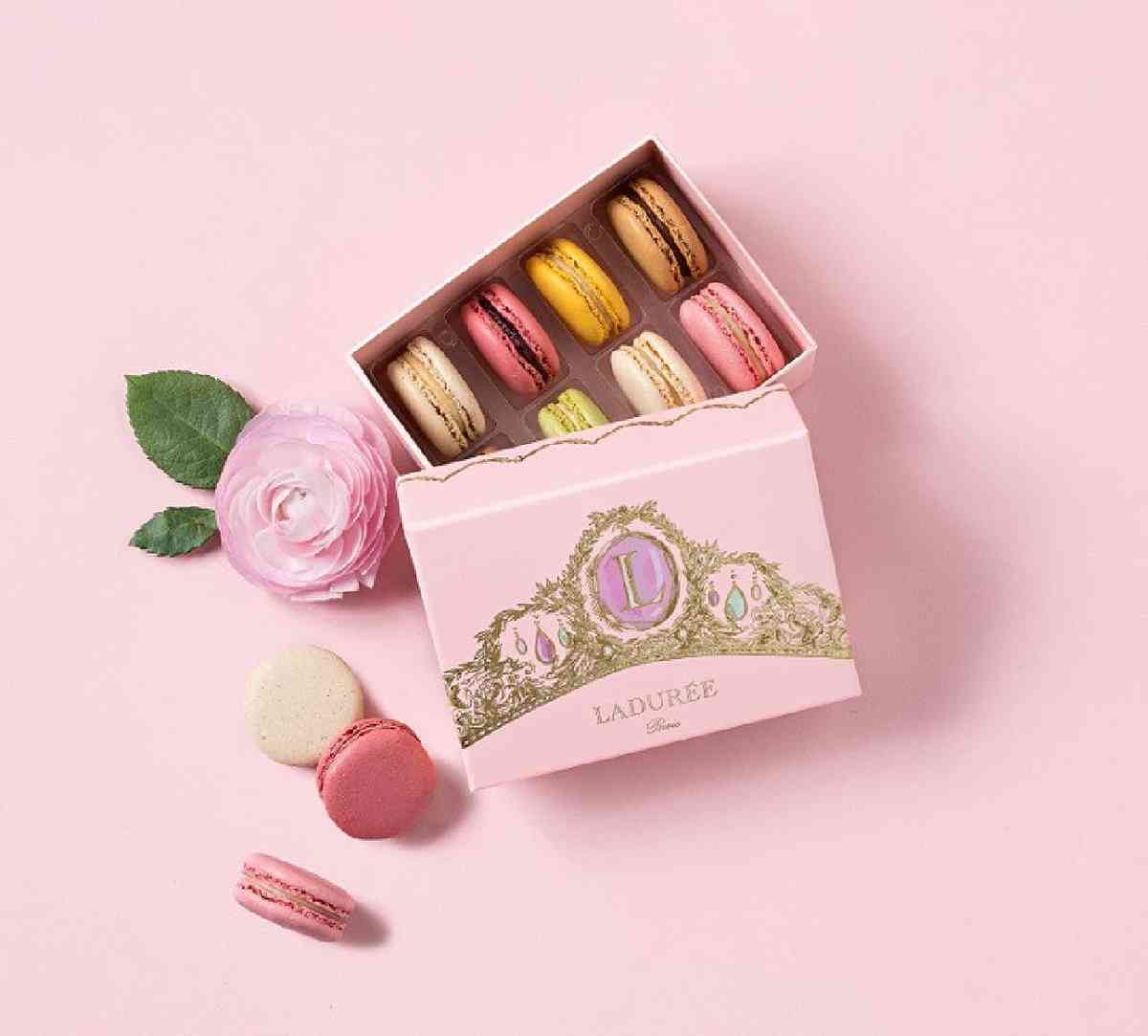 お土産用にマカロンを6個選んだら店員に「箱が8個入りなのであと2個追加されますか」と言われ、なんとなくその売り方が嫌だったので断った「店員は何と言えばよかったの」