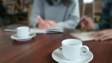 飲食店店員「ごゆっくりどうぞ」　食事後、店にいられる限度は？　「食器を下げる」「水をつぐ」は“早く帰れ”アピール？