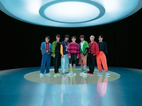 Travis Japan「Candy Kiss」ミュージックビデオShortver.解禁 カラフル衣装で“投げキッス”ダンス