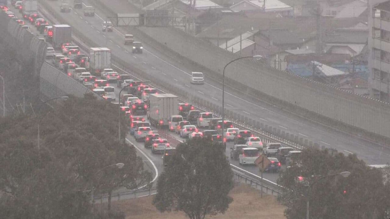 「1時間に10ｍしか進まない…」ノーマルタイヤ車のスタックから始まった山陽道の大規模渋滞　福岡―広島の所要時間が17時間に 車列で何が起きていたのか