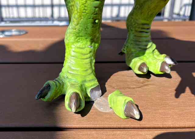 福井駅前の恐竜像を蹴り壊した疑い　高校生を書類送検　容疑認める