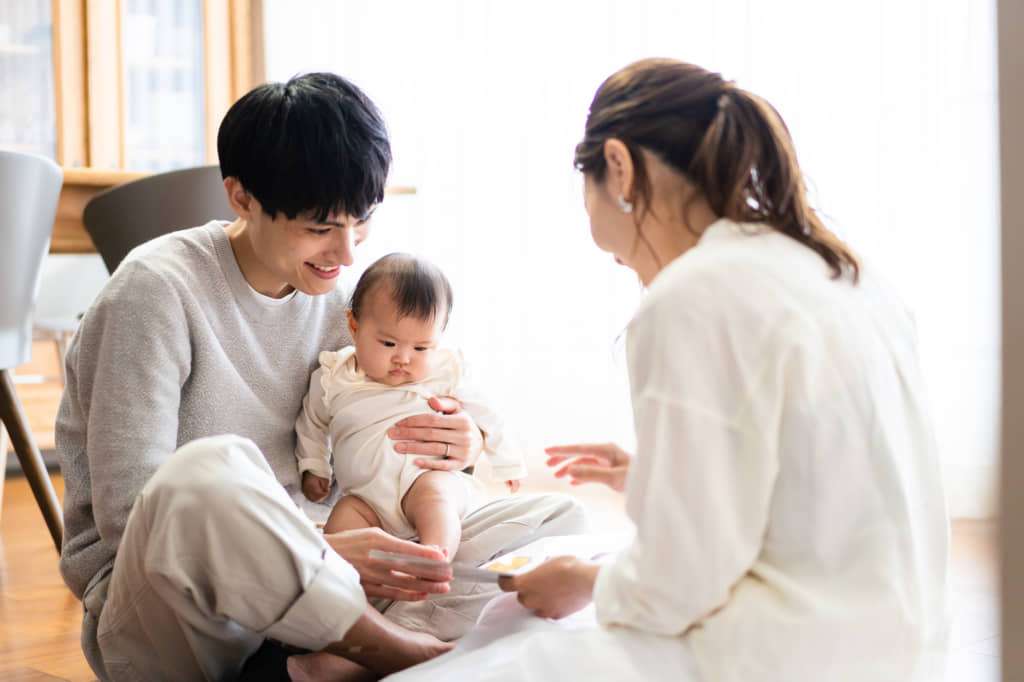 子育て世代の男性で「育休」を取ったのは47.6％　東京都の調査で判明、思うように取得できなかった理由は「職場の雰囲気」