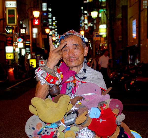 「広島の名士」と呼ばれた男、路上生活の「広島太郎」さん亡くなる　奇抜な格好で繁華街に出没、最期は施設で