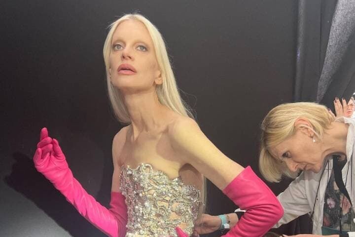 パリコレで58歳大御所モデル転倒の瞬間...ヒール捨て裸足で会場を圧倒