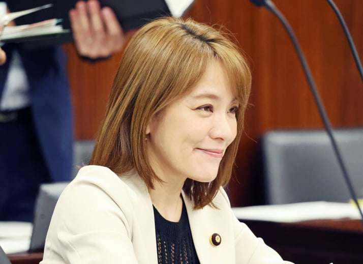 「今井絵理子」参院議員が国会復帰も“金髪ヘアー”にネットは騒然…党内からは「明るくなっていいんじゃないか」の声も