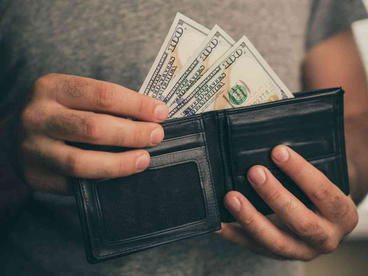 既婚男性のお小遣いは、1日当たり「700〜1000円」。収入に占める割合は「1割未満」が8割【2022年のお金調査】