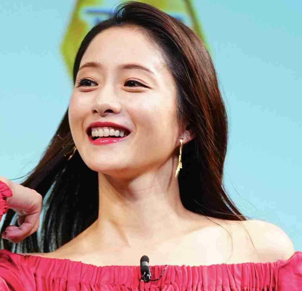 石原さとみ第２子出産後、赤ドレスで初の公の場　「子が夜泣きして…」明かすも笑顔