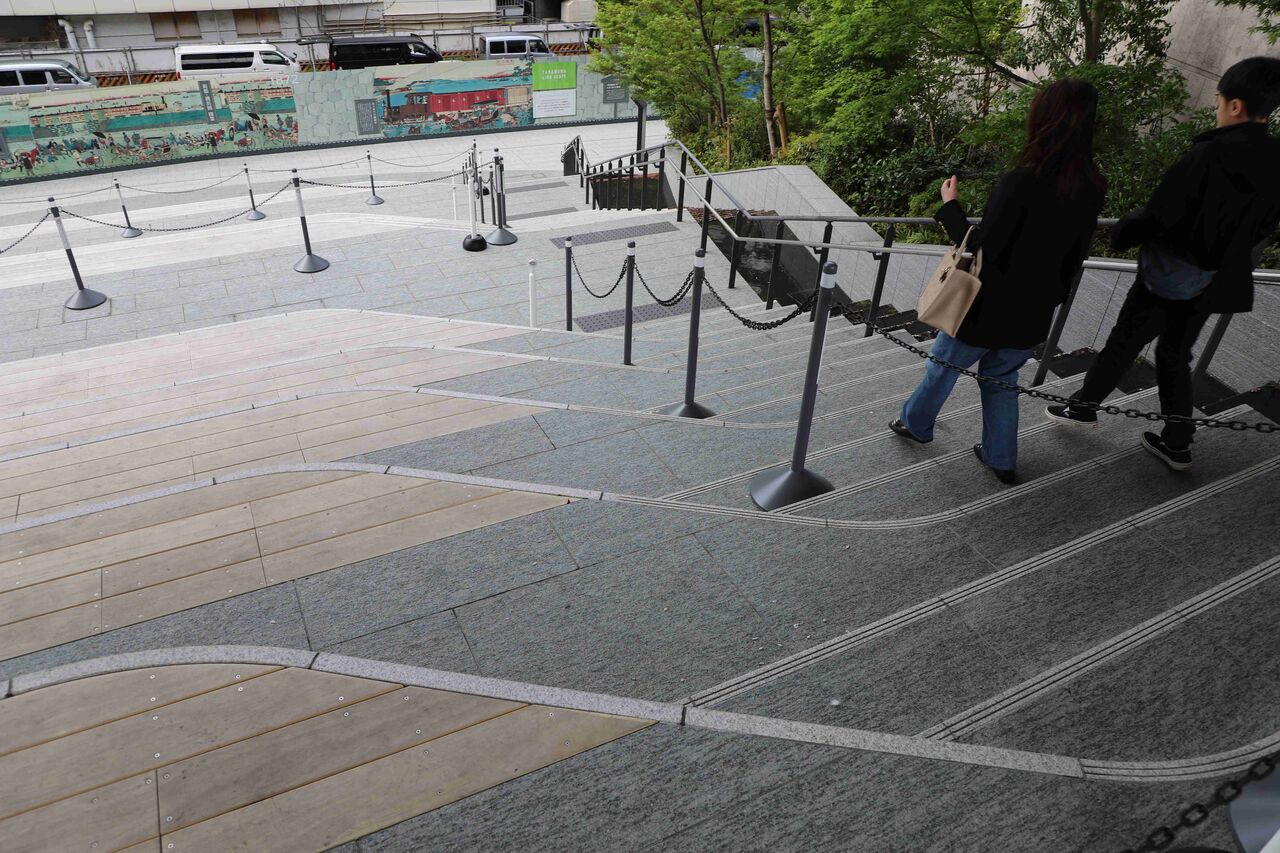 高輪ゲートウェイ「危険な大階段」で複数けが人…JR東が対策　隈研吾氏設計説は誤情報