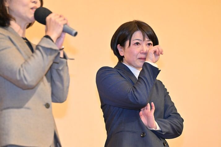 投開票日も“ホテル”で…　小川晶氏が上目遣いで見せた、アイドル顔負けの「ぶりっ子ポーズ」