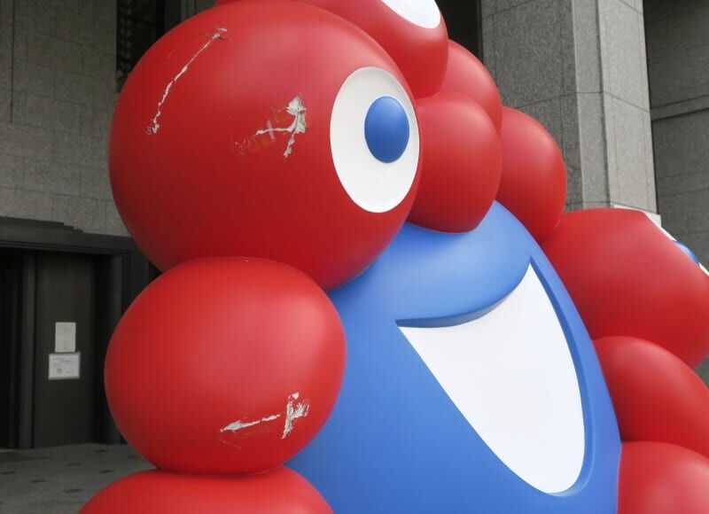 万博「ミャクミャク」の像に傷　大阪市役所前に設置