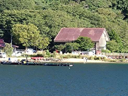 1人でいたはずなのに、横に“何者か”が写っていた……　謎が謎を呼ぶ“奇妙な写真”に考察集まる