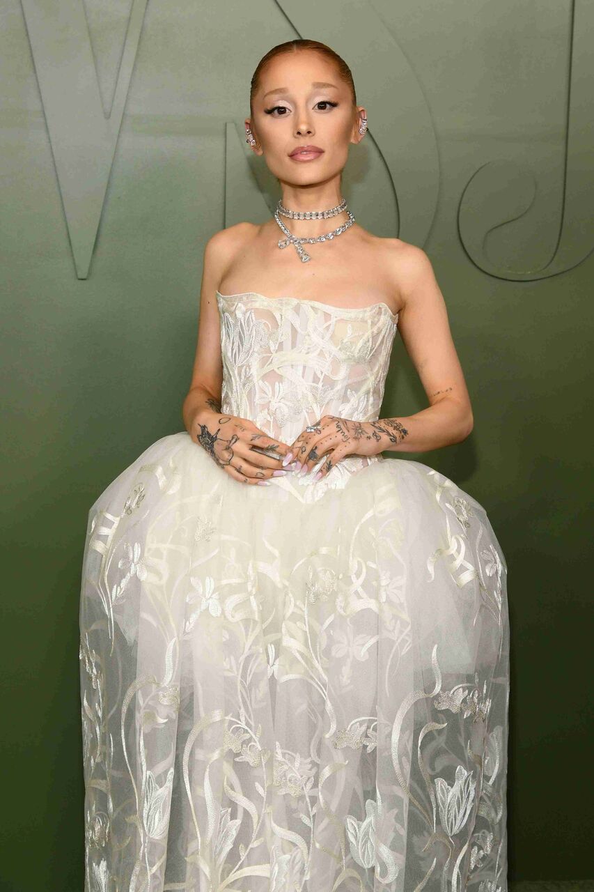 アリアナ・グランデに再び「痩せすぎ」「別人すぎて心配」の声　タトゥーへの批判も再燃、SNSで議論勃発