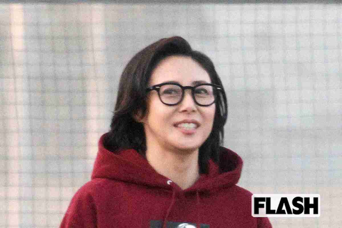 松嶋菜々子“ド派手パーカー”で「テレ朝初主演」ドラマロケから帰宅姿　夫婦そろってドラマ主演が発表、気になる“軍配”の行方