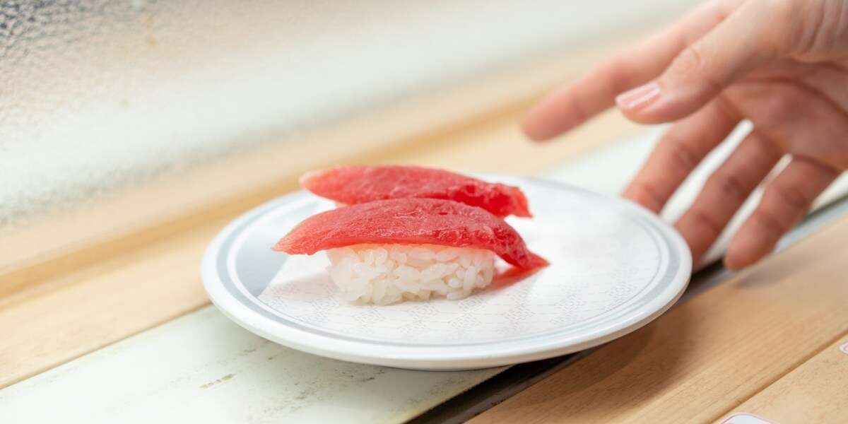 回転寿司、少しネタに触れたけどレーンに戻したらアウト？「自分が食べたいネタではなかった」