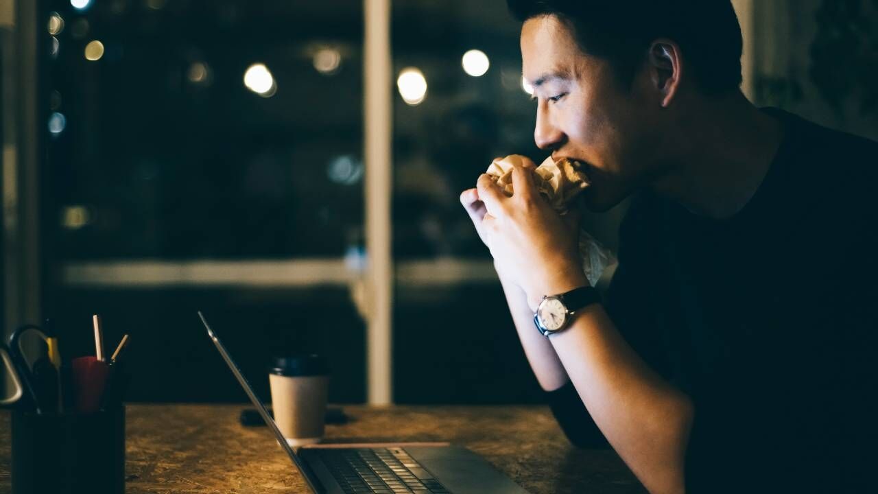 もはや、マックのハンバーガーは贅沢品…平均月収31万円「中小のサラリーマン」賃上げ期待できず「どう、生きていけばいいか」