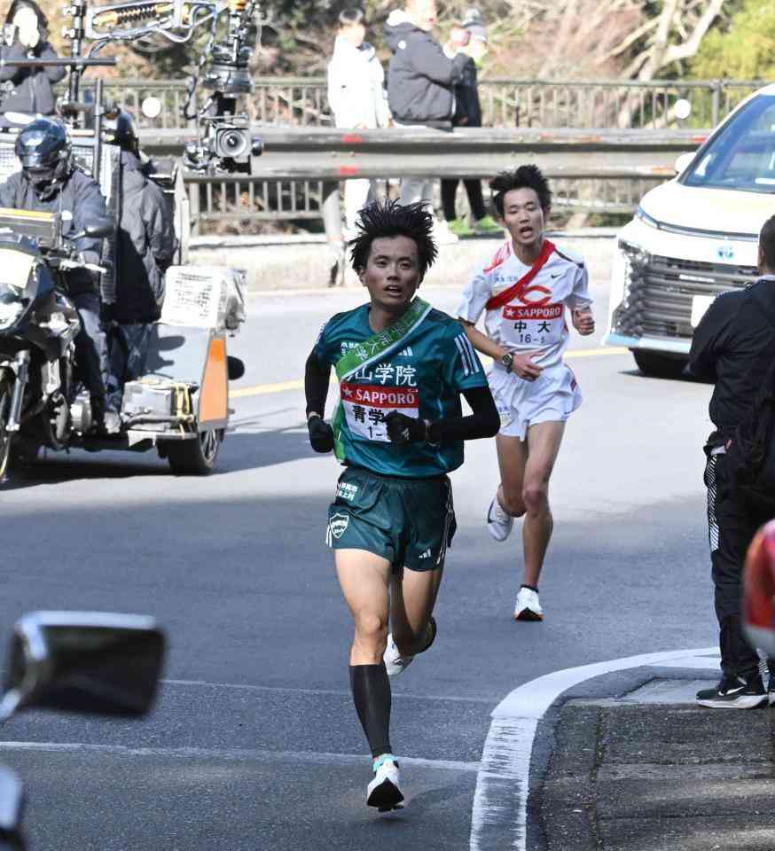 箱根駅伝5区でコース侵入＆併走撮影で炎上　フォロワー470万人の中国人インフルエンサーが謝罪「心よりお詫び」制止の声無視で青学大・若林追いかける