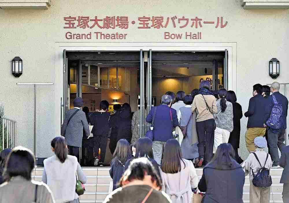 宝塚公演再開、2500席は満席で立ち見も…ファン「生まれ変わらなくては」「伝統にこだわりすぎないで」
