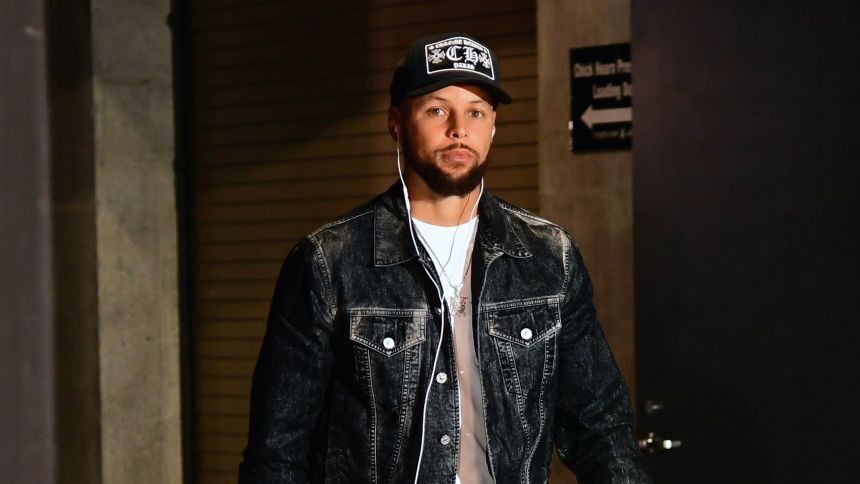 有線イヤホンが今おしゃれ？　セレブやスポーツ選手の着用で人気復活