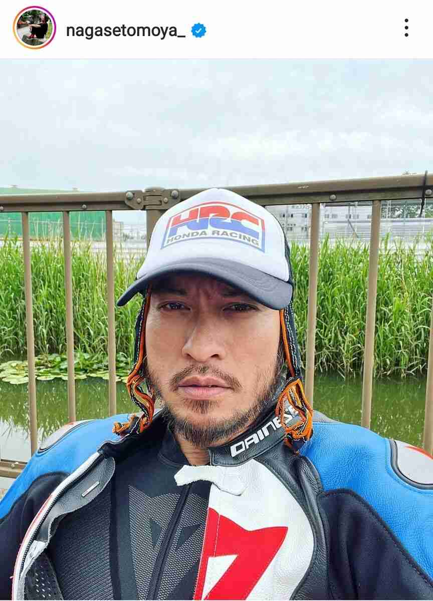 ワイルドさに磨きが！長瀬智也、44歳のプライベート姿でヒゲの生えた顔アップ…バイクに乗る姿も