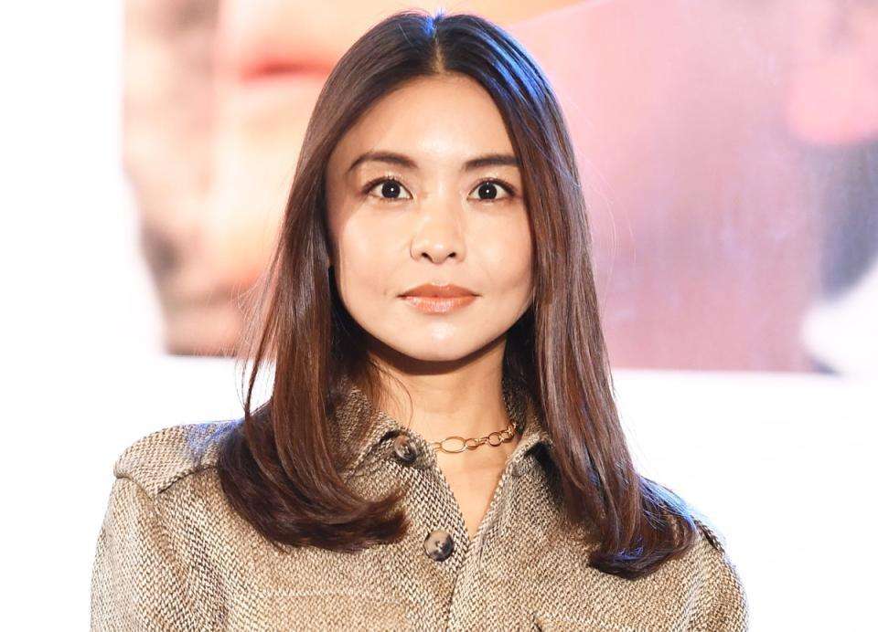 滝沢眞規子バンコク寺院にシースルーの服で訪問「マナー違反」「ガッカリ」の声　「修行僧じゃないし」擁護も