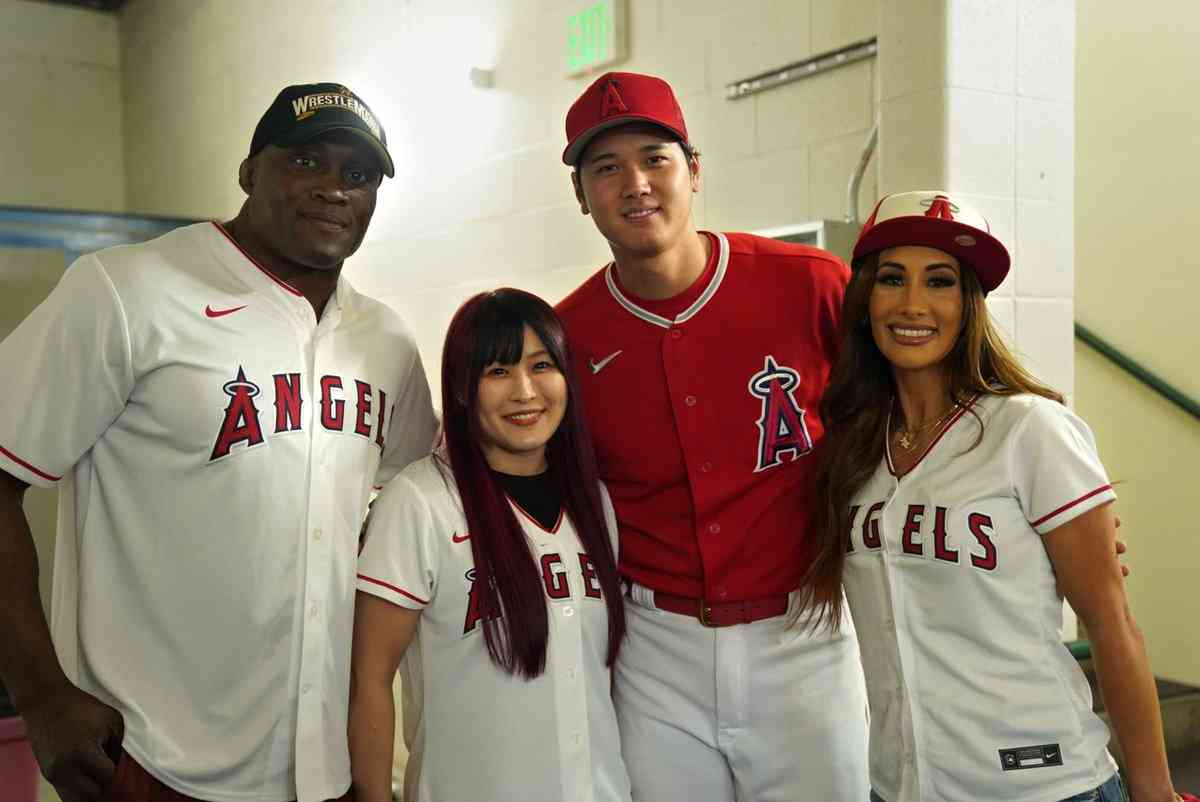大谷翔平、珍しく美女に囲まれるオフショ…正体は米で活躍の有名女子プロレスラー「可愛すぎ」と反響