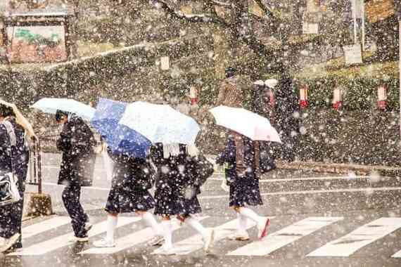 最強寒波、スカート＆靴下だけの女子高生は「2秒で腹壊すよ！」　男性マンガ家「実践の上で」校則批判