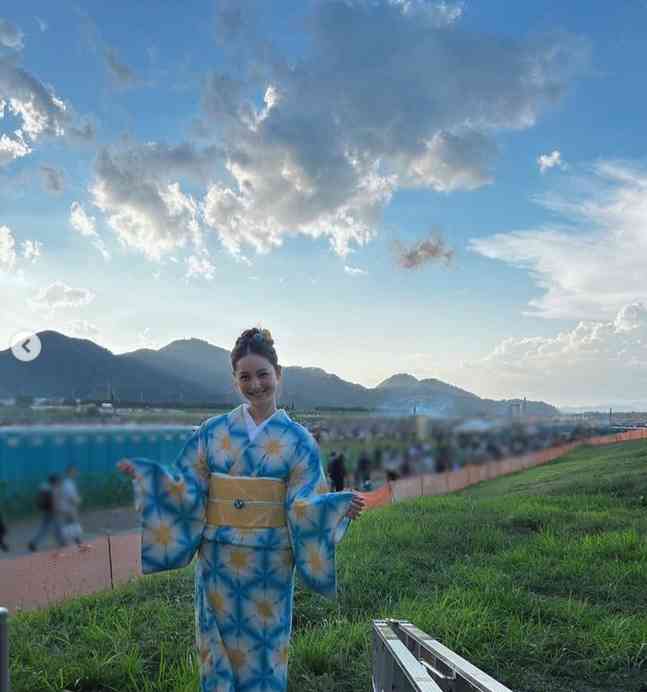 佐々木希、キュートな浴衣姿で地元・秋田の花火大会を満喫　「絵画みたい」「浴衣めちゃめちゃお似合い」